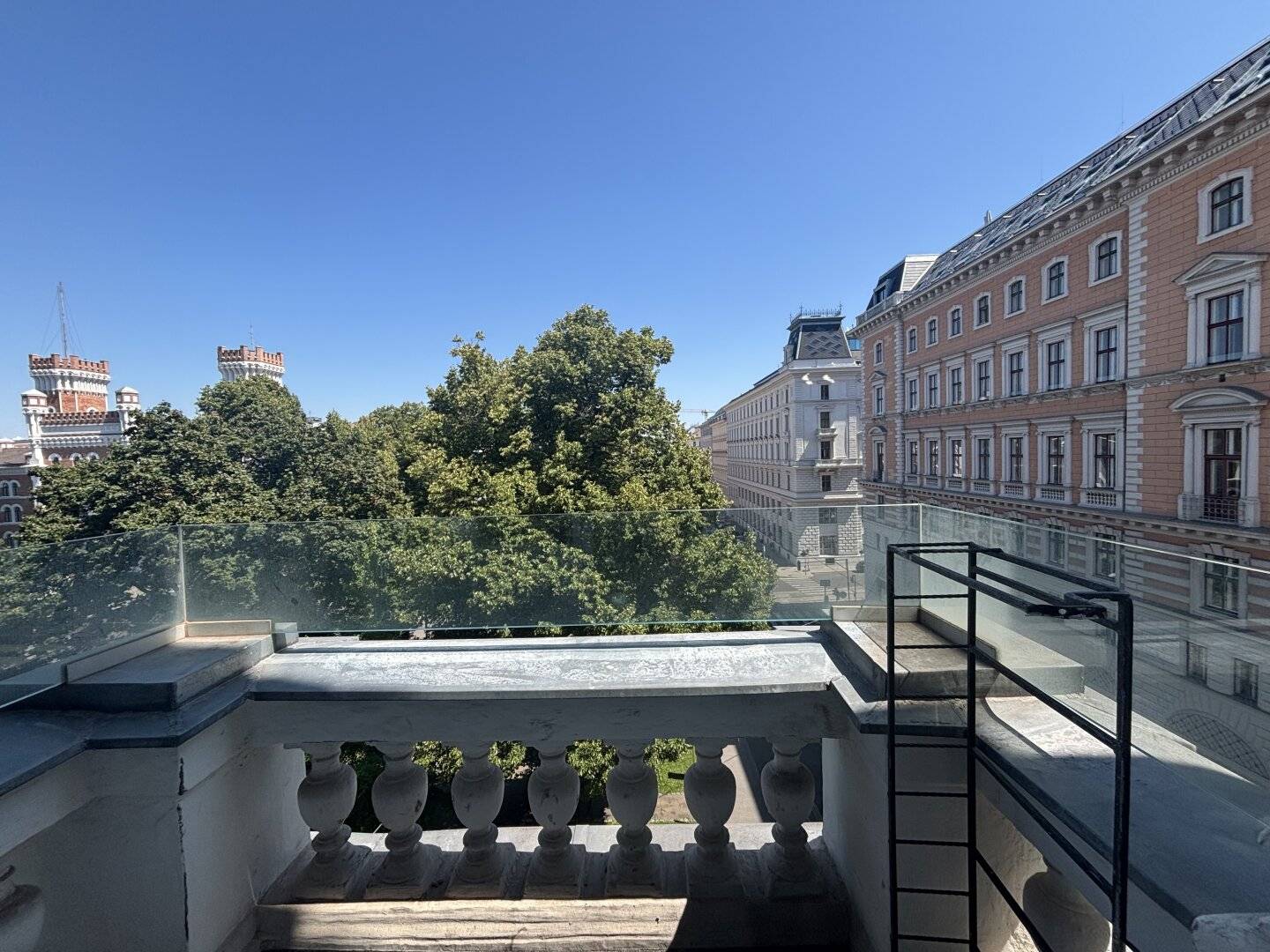 1090! ERSTBEZUG NACH GENERALSANIERUNG: "6 Zimmer, 2 Bäder, kleiner Balkon ab Oktober 26"