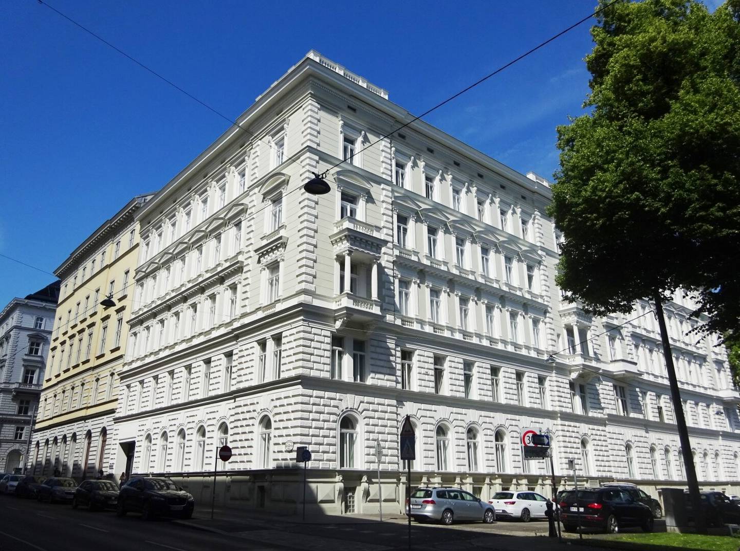 1090! ERSTBEZUG NACH GENERALSANIERUNG: "6 Zimmer, 2 Bäder, kleiner Balkon ab Oktober 26"