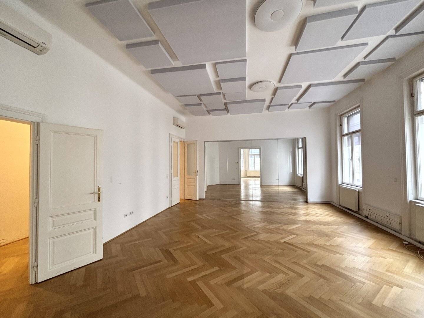 Helles Altbaubüro mit Terrasse in Bestlage – Neubaugasse, 1070 Wien!