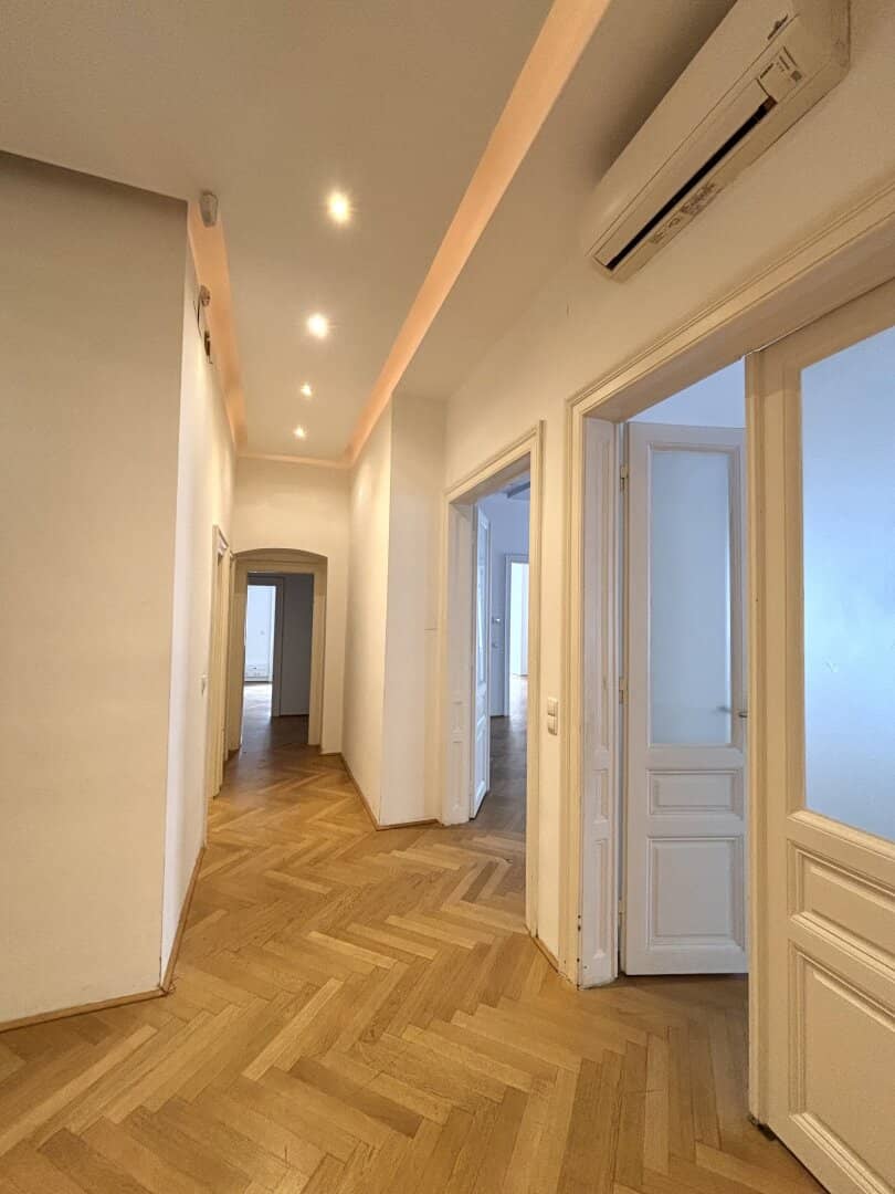 Helles Altbaubüro mit Terrasse in Bestlage – Neubaugasse, 1070 Wien!