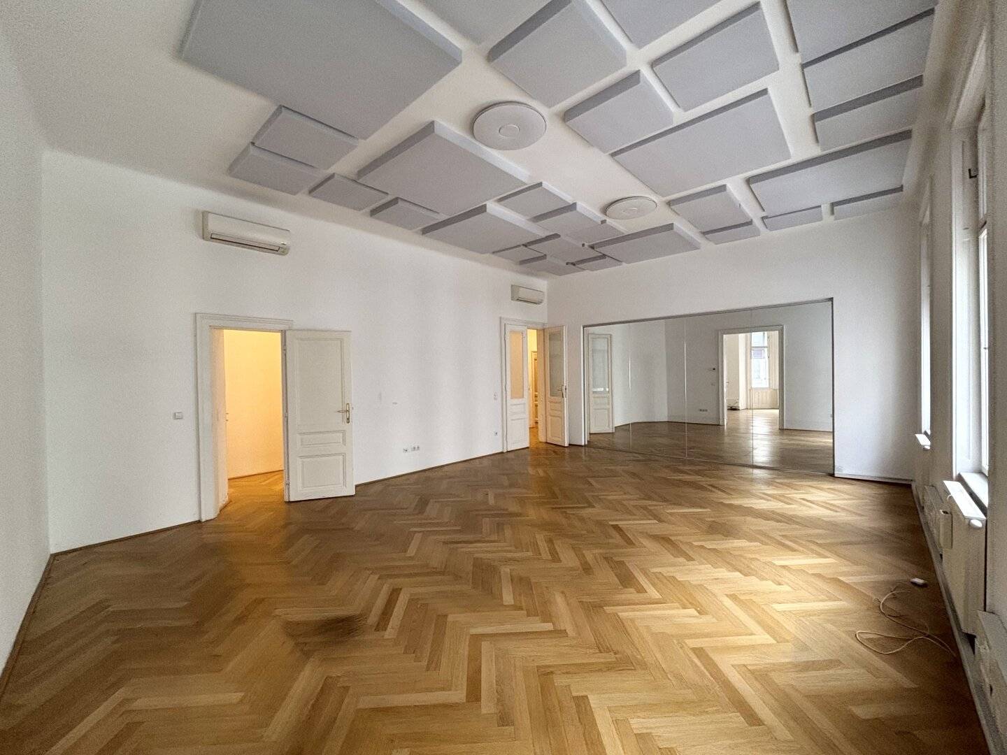 Helles Altbaubüro mit Terrasse in Bestlage – Neubaugasse, 1070 Wien!