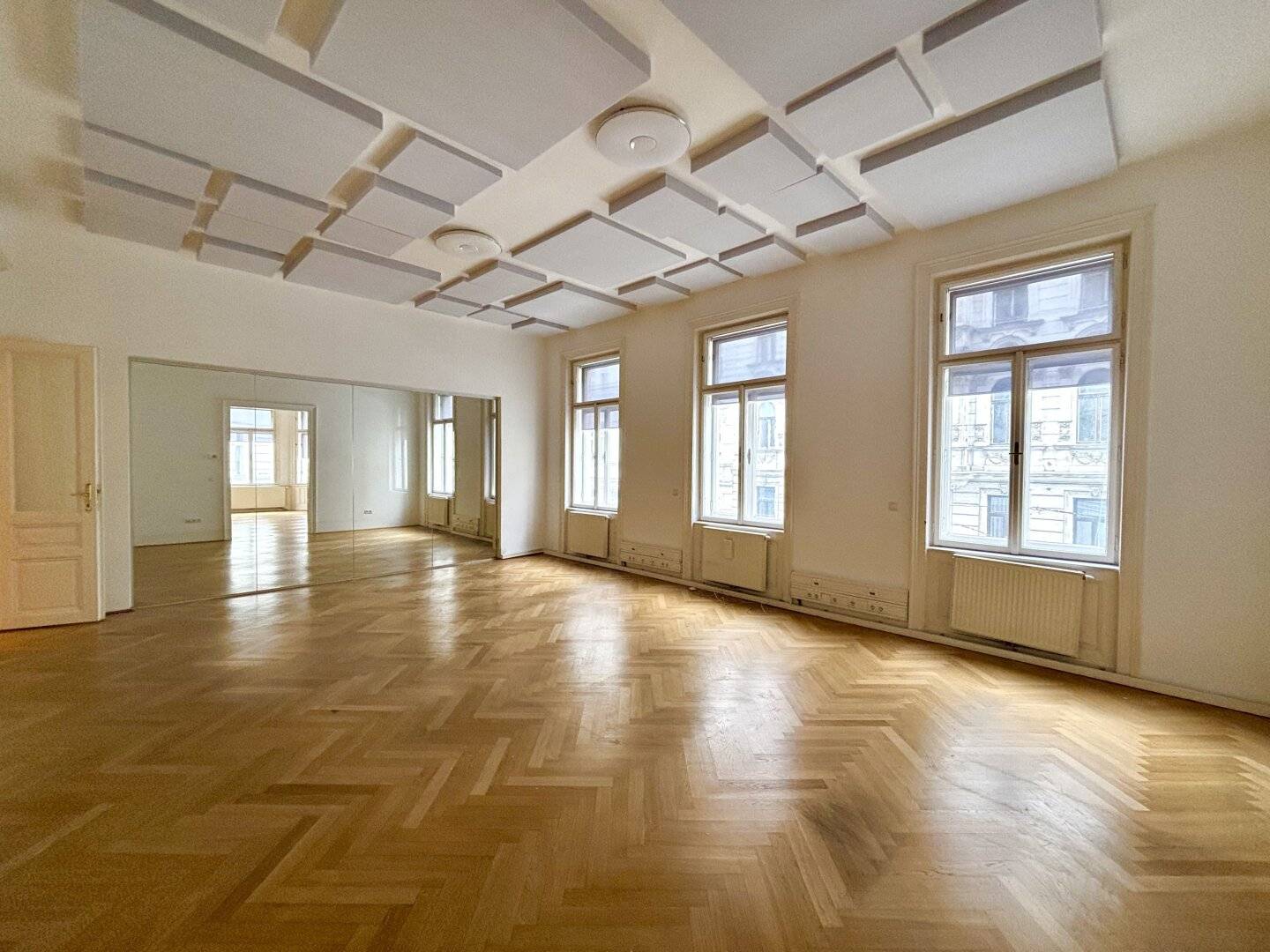 Helles Altbaubüro mit Terrasse in Bestlage – Neubaugasse, 1070 Wien!