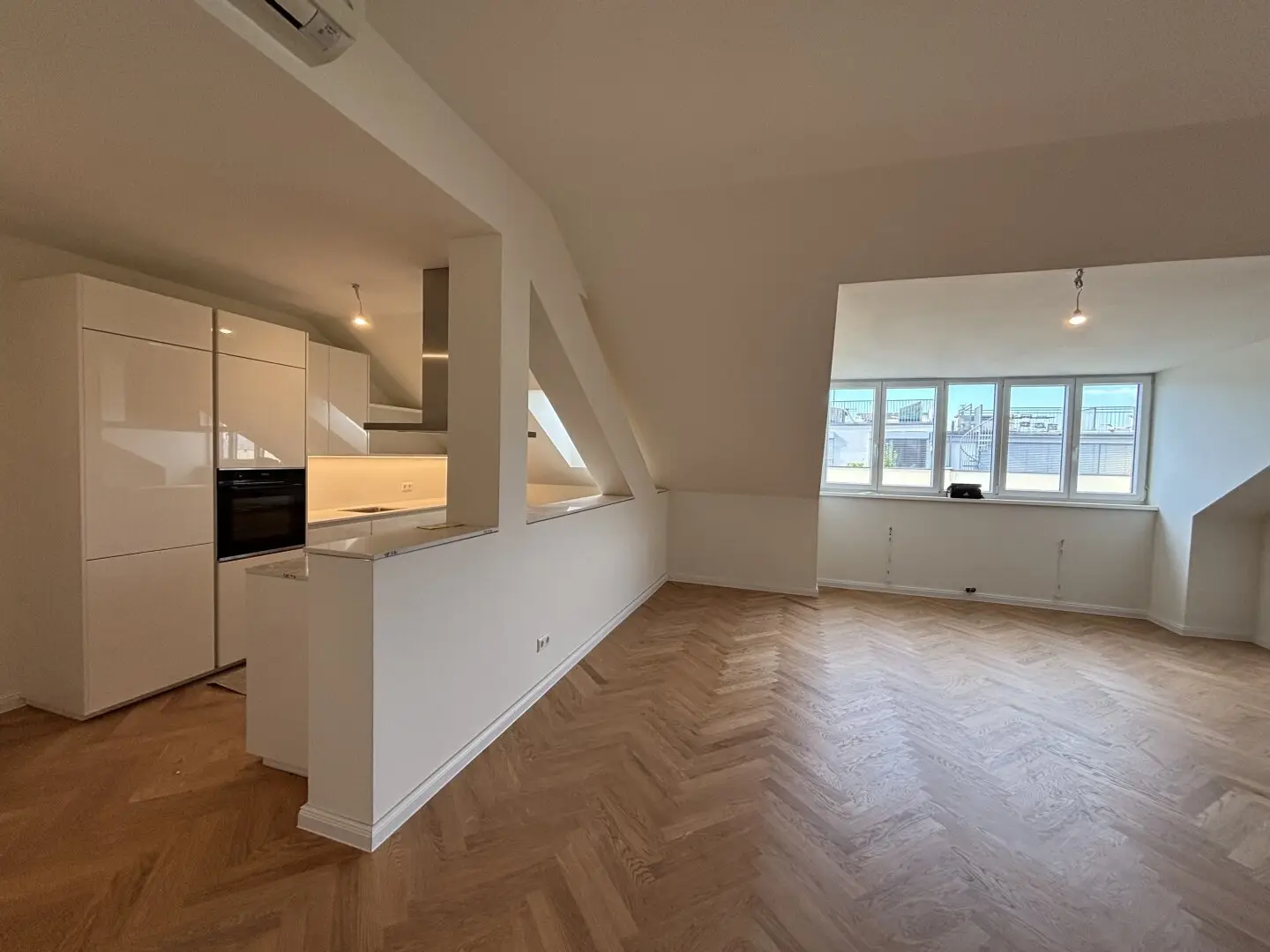 1030! Klimatisierte DG-Wohnung mit Terrasse + Dachterrasse + Traumblick! Erstbezug nach Generalsanierung!