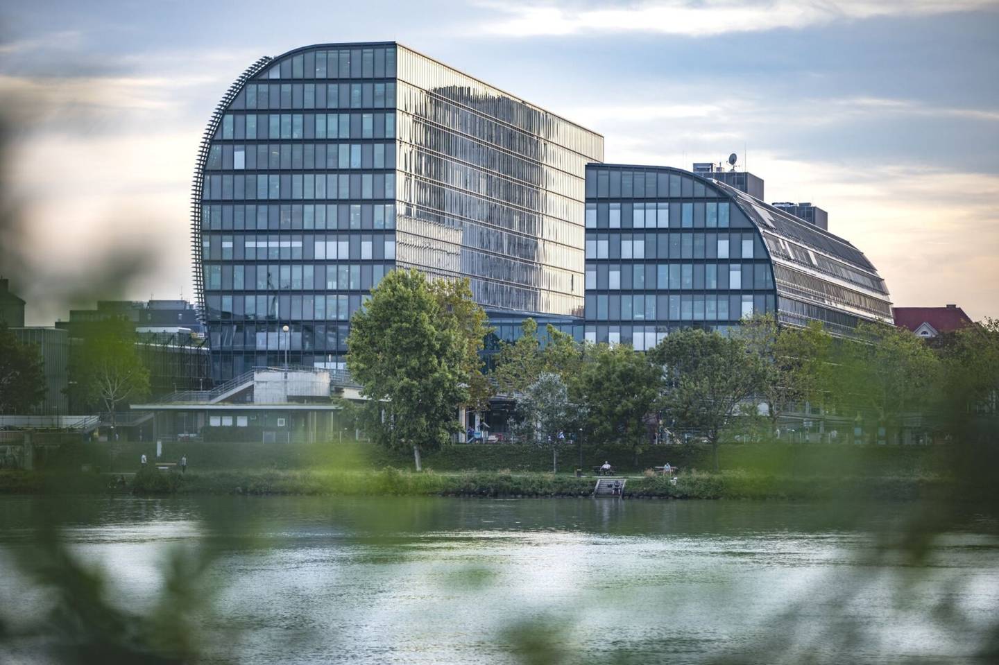 "HIGHLIGHT-FLÄCHE im RIVERGATE" - Modernes DG-Büro (Maisonette) mit phantastischem Donau-Weitblick!