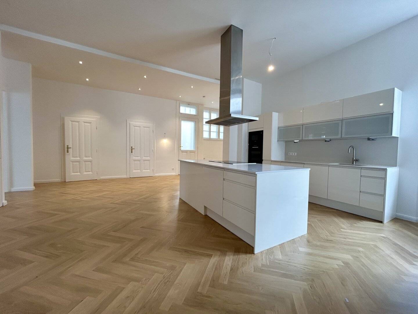 Exklusive 4-Zimmer-Altbauwohnung mit Kamin & Balkon am Esteplatz, 1030!  ERSTBEZUG NACH GENERALSANIERUNG!