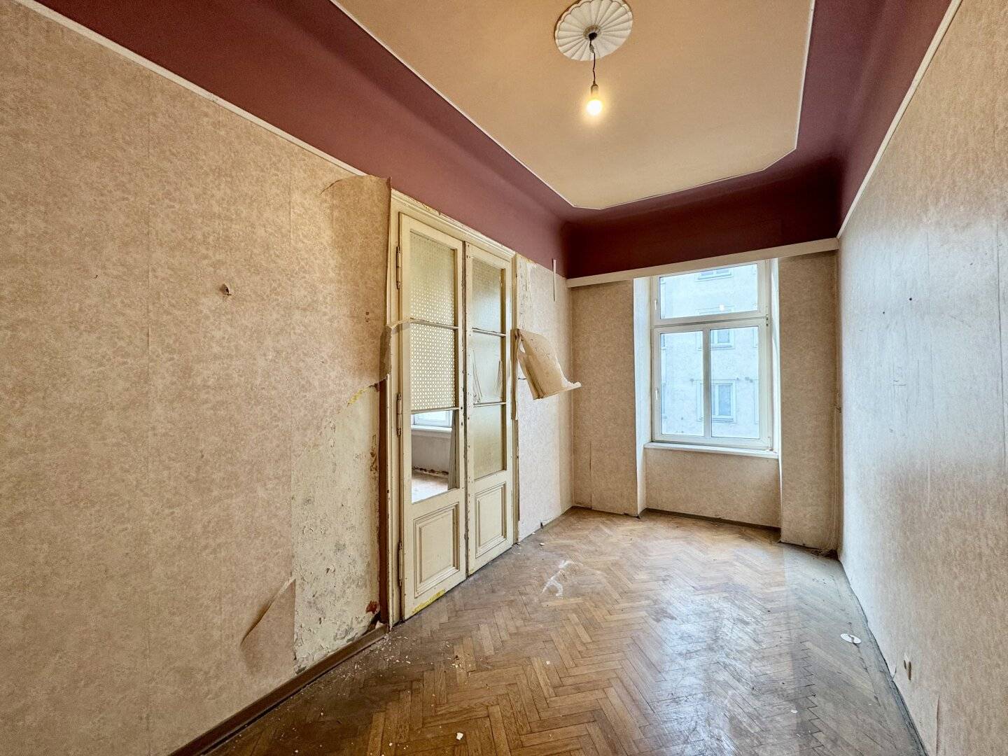 Toplage bei Neubaugasse und Mariahilfer Straße! Sanierungsbedürftiger 3-Zimmer-Altbau im 2. Stock