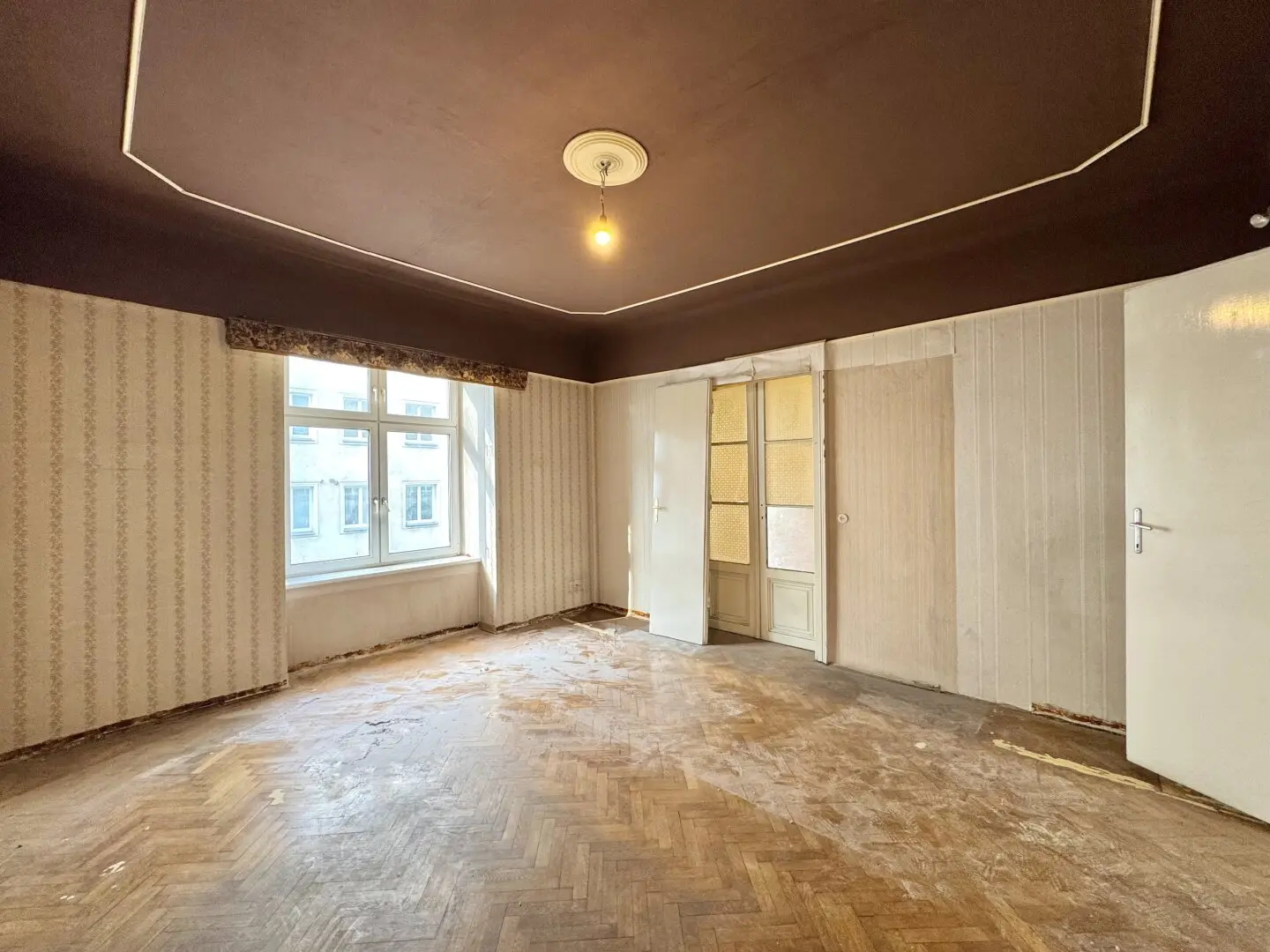 Toplage bei Neubaugasse! Sanierungsbedürftiger 3-Zimmer-Altbau im 2. Stock