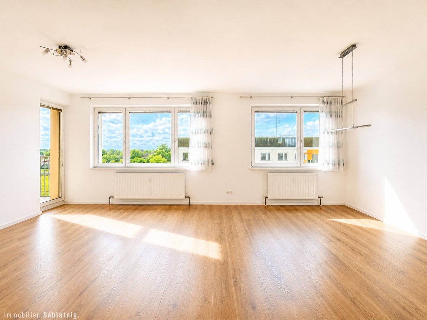 RAUM - LICHT - LEBEN! Große 4-Zimmer Wohnung mit Balkon in Laxenburg – gepflegt, sonnig, top Ausstattung!