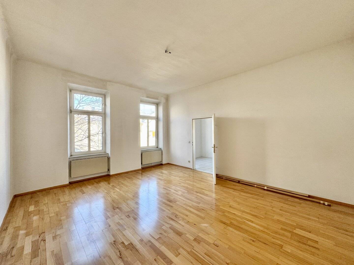 Brilliant location in the 7th district directly at Neubaugasse! Bright 3.5-room old building on the 3rd floor
