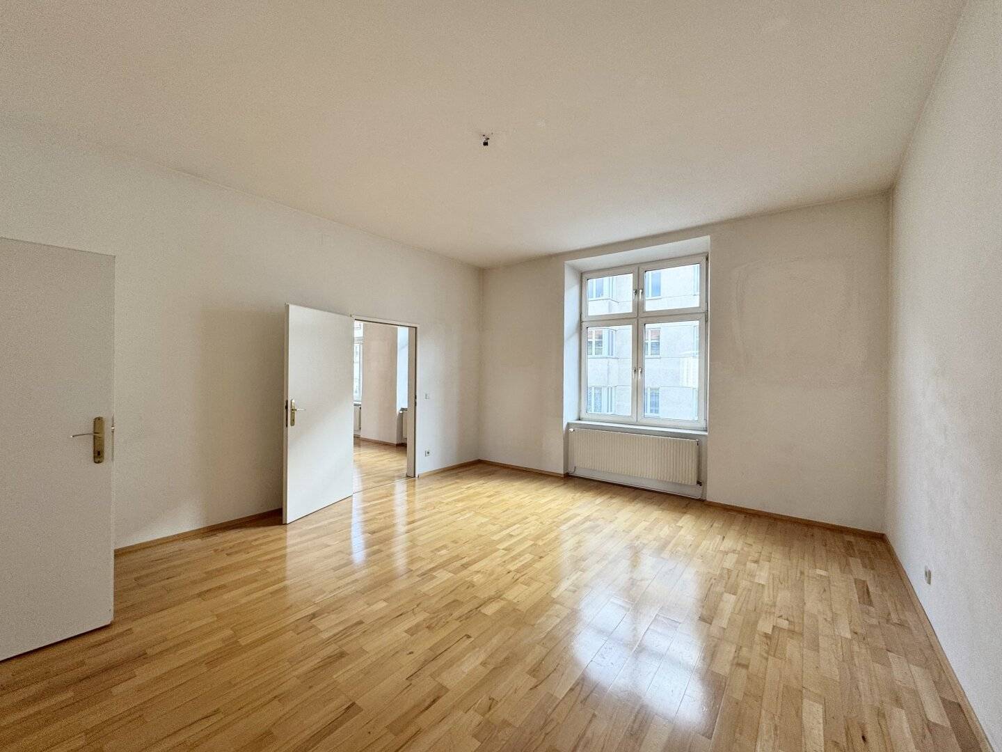 Brilliant location in the 7th district directly at Neubaugasse! Bright 3.5-room old building on the 3rd floor