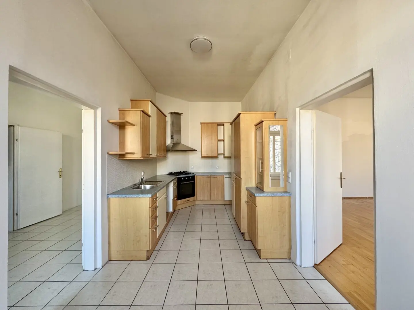 Bright 3.5-room old building apartment on 3rd floor Next to Neubaugasse