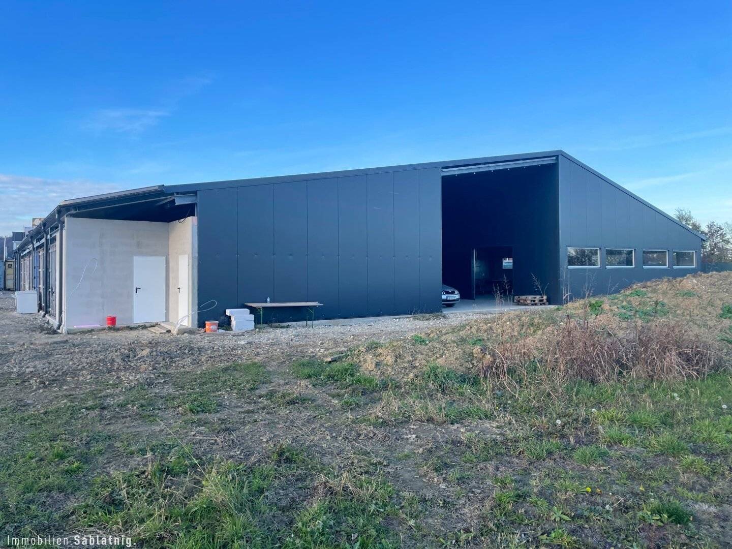 ENERGIEEFFIZIENTE GEWERBEHALLE MIT PV- flexibel und perfekt angebunden!