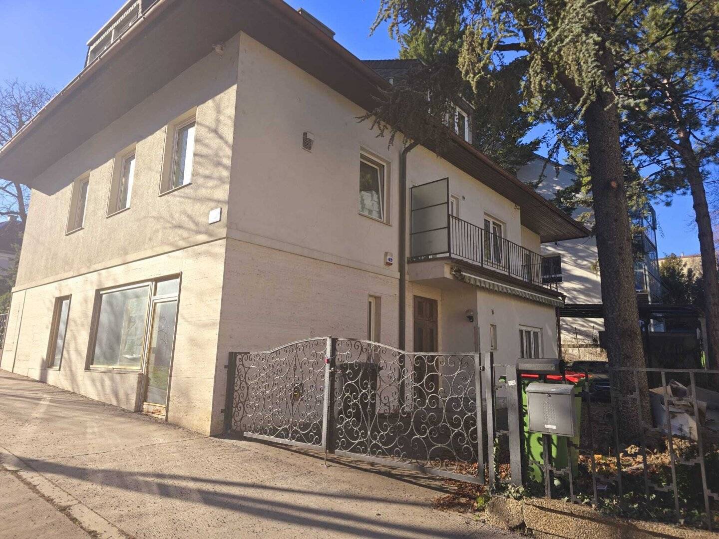 TOP LAGE + Wohn-Geschäfts oder Renditeobjekt in 1170 Wien: Sanierungsbedürftiges Zinshaus mit Garten und Stellplätzen!