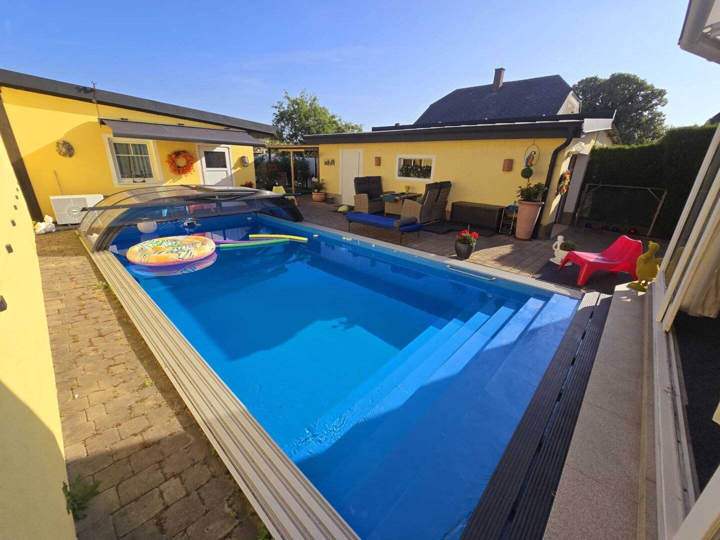 +EINFAMILIENHAUS  MIT LUFTWÄRMEPUMPENHEIZUNG + WINTERGARTEN + BEHEIZTER POOL MIT ÜBERDACHUNG + PARTYRAUM + SAUNA + GARAGE + CARPORT + GRILL + NÄHE S-BAHN +