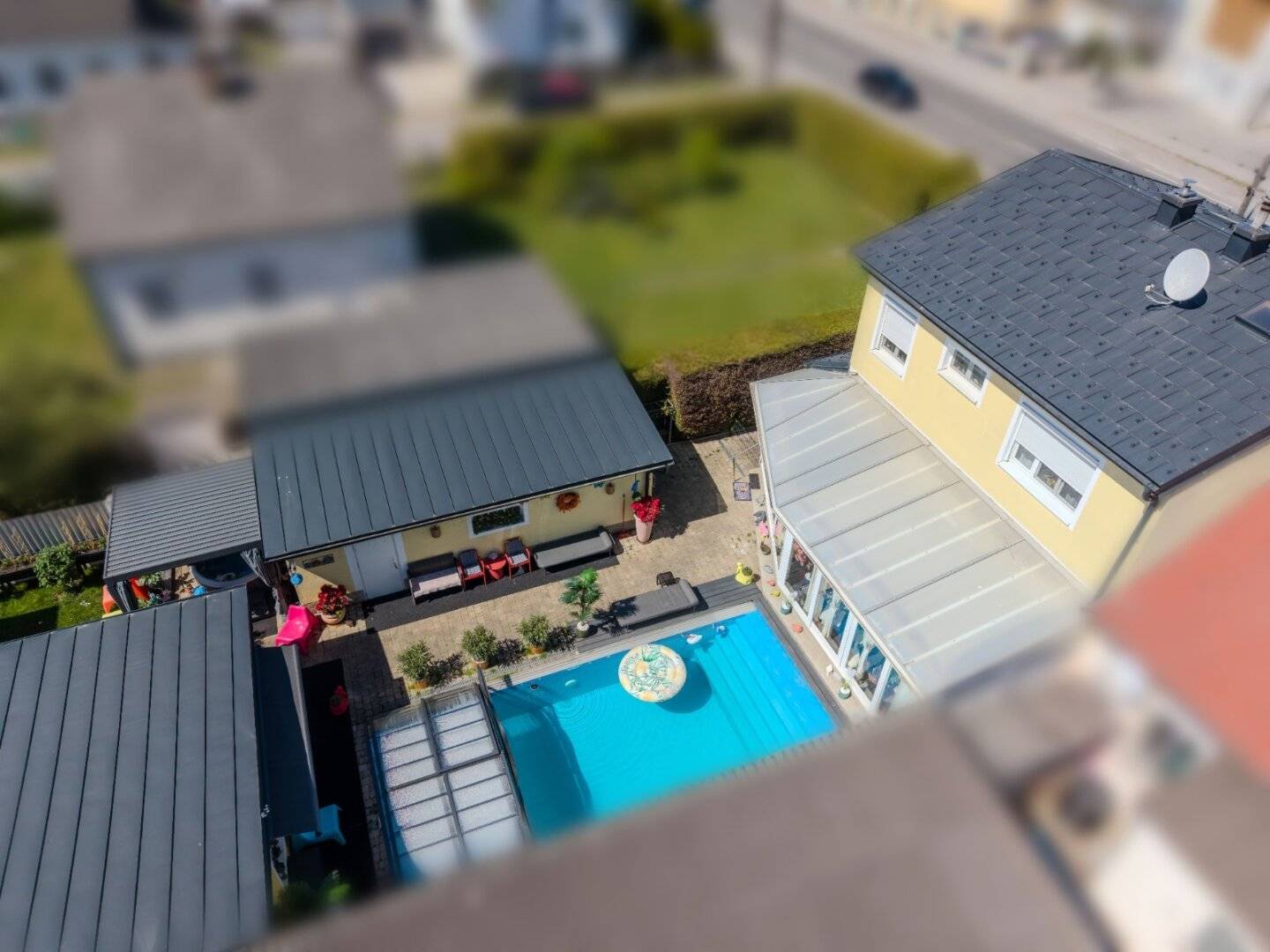 + EINFAMILIENHAUS / Grenze Deutsch Wagram + Grundstück 774m² + BEHEIZTER POOL MIT ÜBERDACHUNG  + GARAGE + CARPORT  + NÄHE S-BAHN +