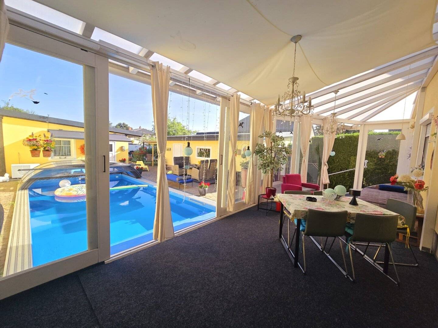 +EINFAMILIENHAUS  MIT LUFTWÄRMEPUMPENHEIZUNG + WINTERGARTEN + BEHEIZTER POOL MIT ÜBERDACHUNG + PARTYRAUM + SAUNA + GARAGE + CARPORT + GRILL + NÄHE S-BAHN +