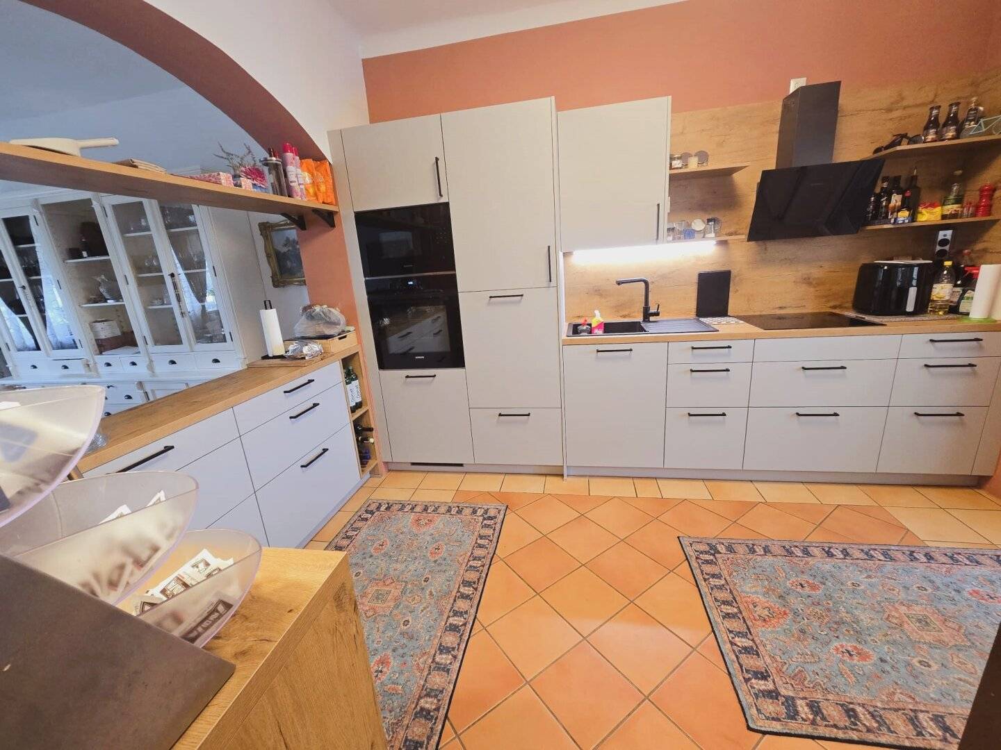 +EINFAMILIENHAUS  MIT LUFTWÄRMEPUMPENHEIZUNG + WINTERGARTEN + BEHEIZTER POOL MIT ÜBERDACHUNG + PARTYRAUM + SAUNA + GARAGE + CARPORT + GRILL + NÄHE S-BAHN +