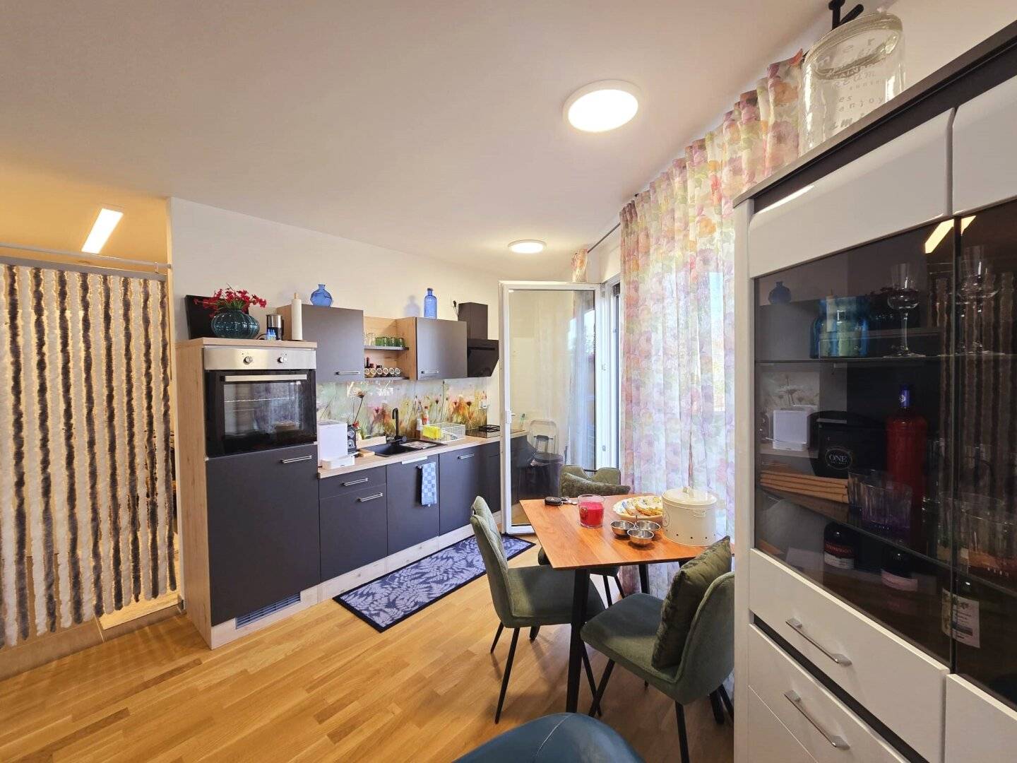 ERSTEBEZUG + LICHTDURCHFLUTETE UND MODERN MÖBLIERTE 2-ZIMMER WOHNUNG + KOFFER PACKEN UND EINZIEHEN + mit Balkon, Stellplatz und Tiefgaragenplatz
