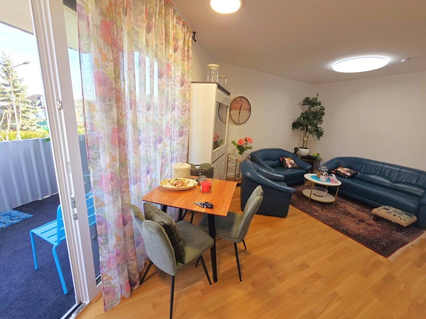 ERSTEBEZUG + LICHTDURCHFLUTETE UND MODERN MÖBLIERTE 2-ZIMMER WOHNUNG + KOFFER PACKEN UND EINZIEHEN + mit Balkon, Stellplatz und Tiefgaragenplatz