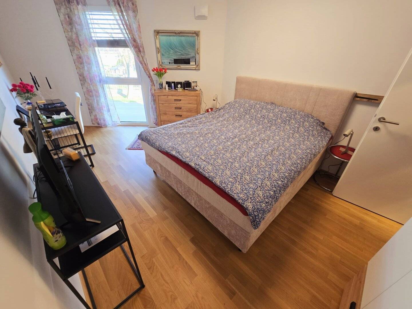 ERSTEBEZUG + LICHTDURCHFLUTETE UND MODERN MÖBLIERTE 2-ZIMMER WOHNUNG + KOFFER PACKEN UND EINZIEHEN + mit Balkon, Stellplatz und Tiefgaragenplatz