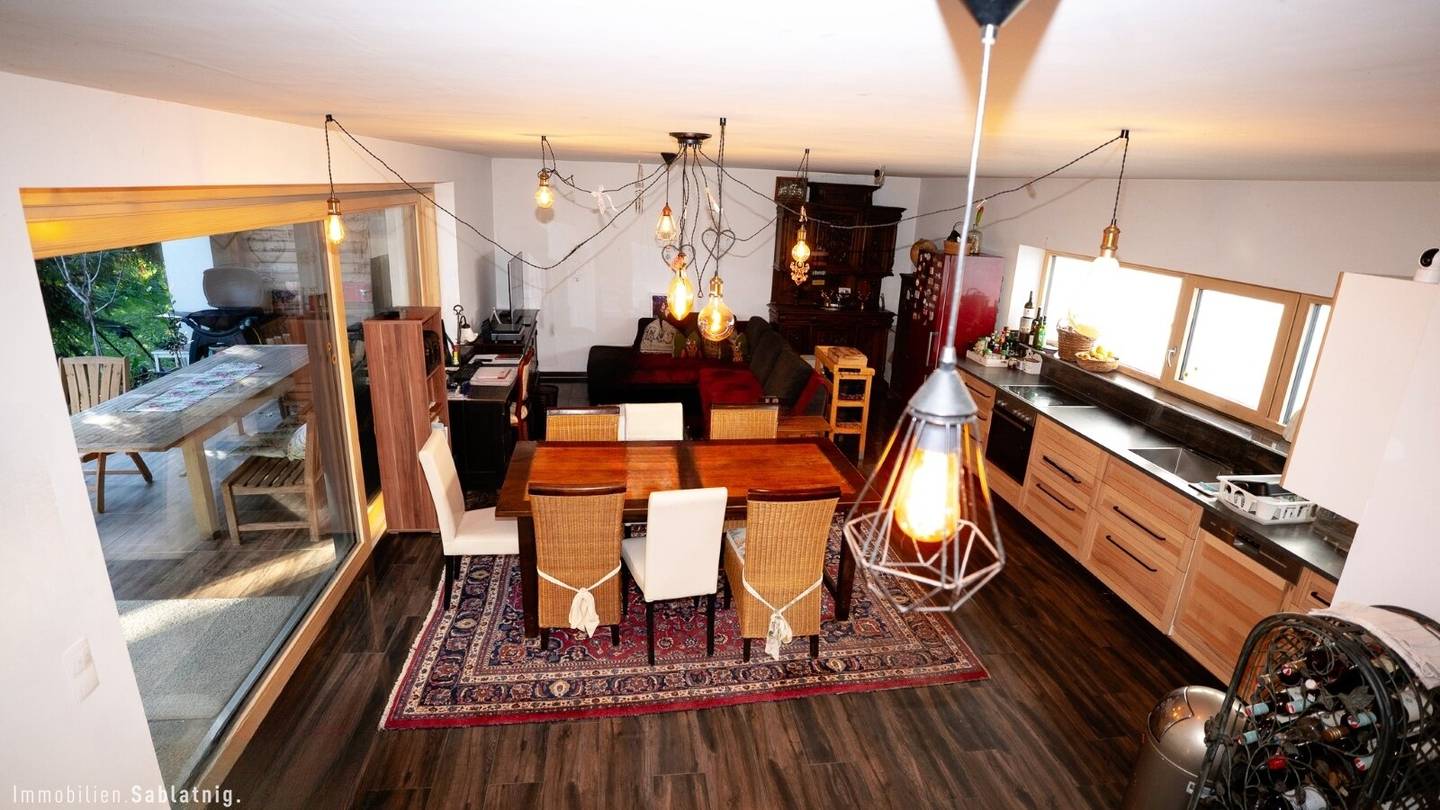 CHARMANTES DOPPELHAUS! Großzügiger Garten mit viel Privatsphäre!