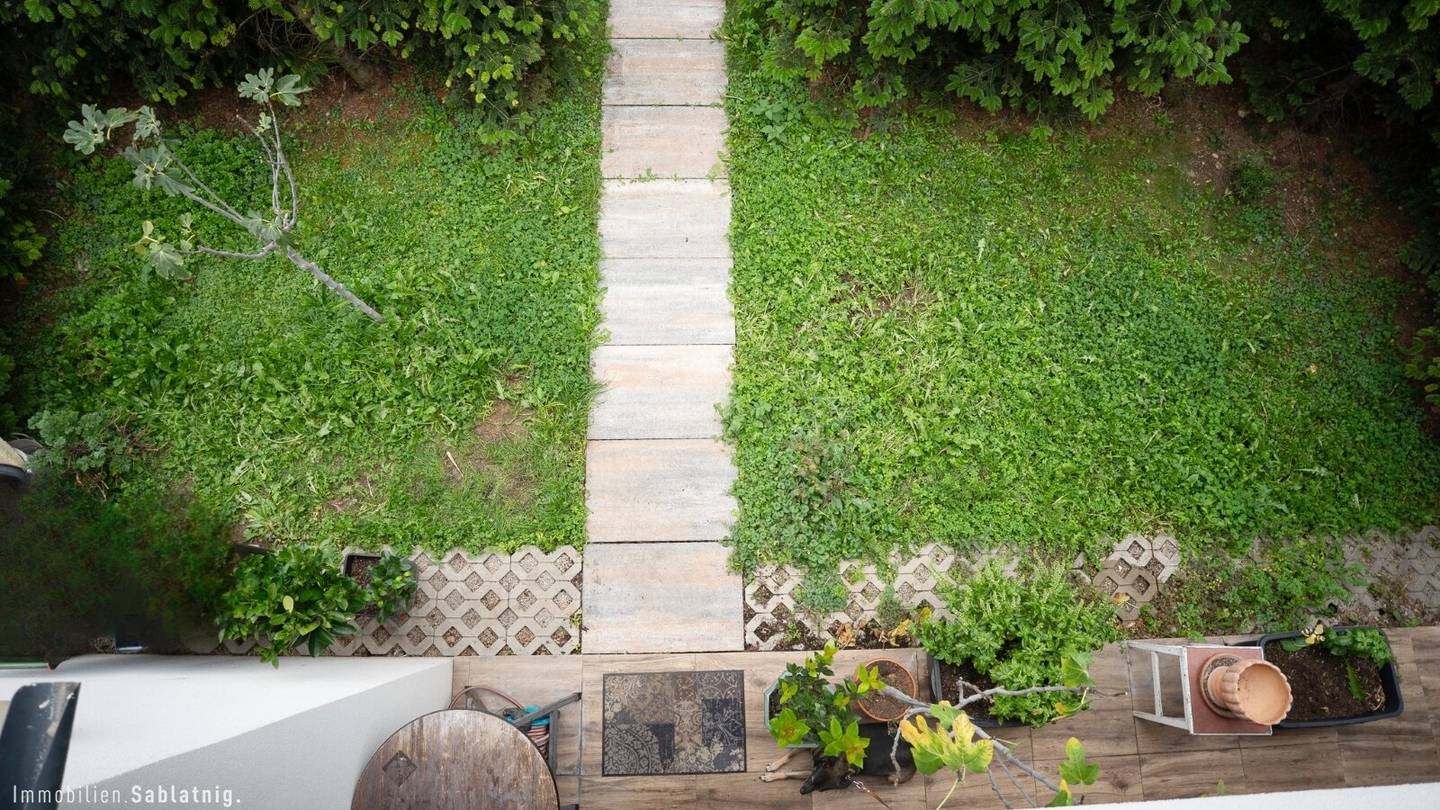 CHARMANTES DOPPELHAUS! Großzügiger Garten mit viel Privatsphäre!