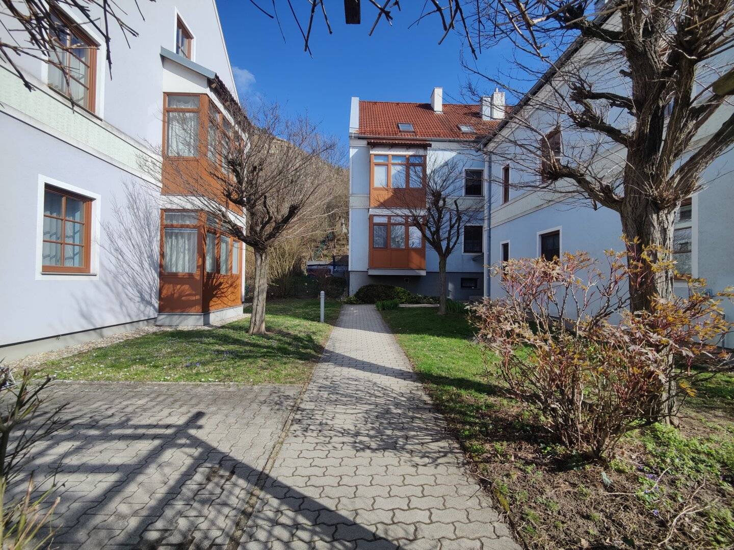2 Zimmer Dachgeschosswohnung mit Parkplatz am Fuße des Bisambergs! Bezugsfertig!