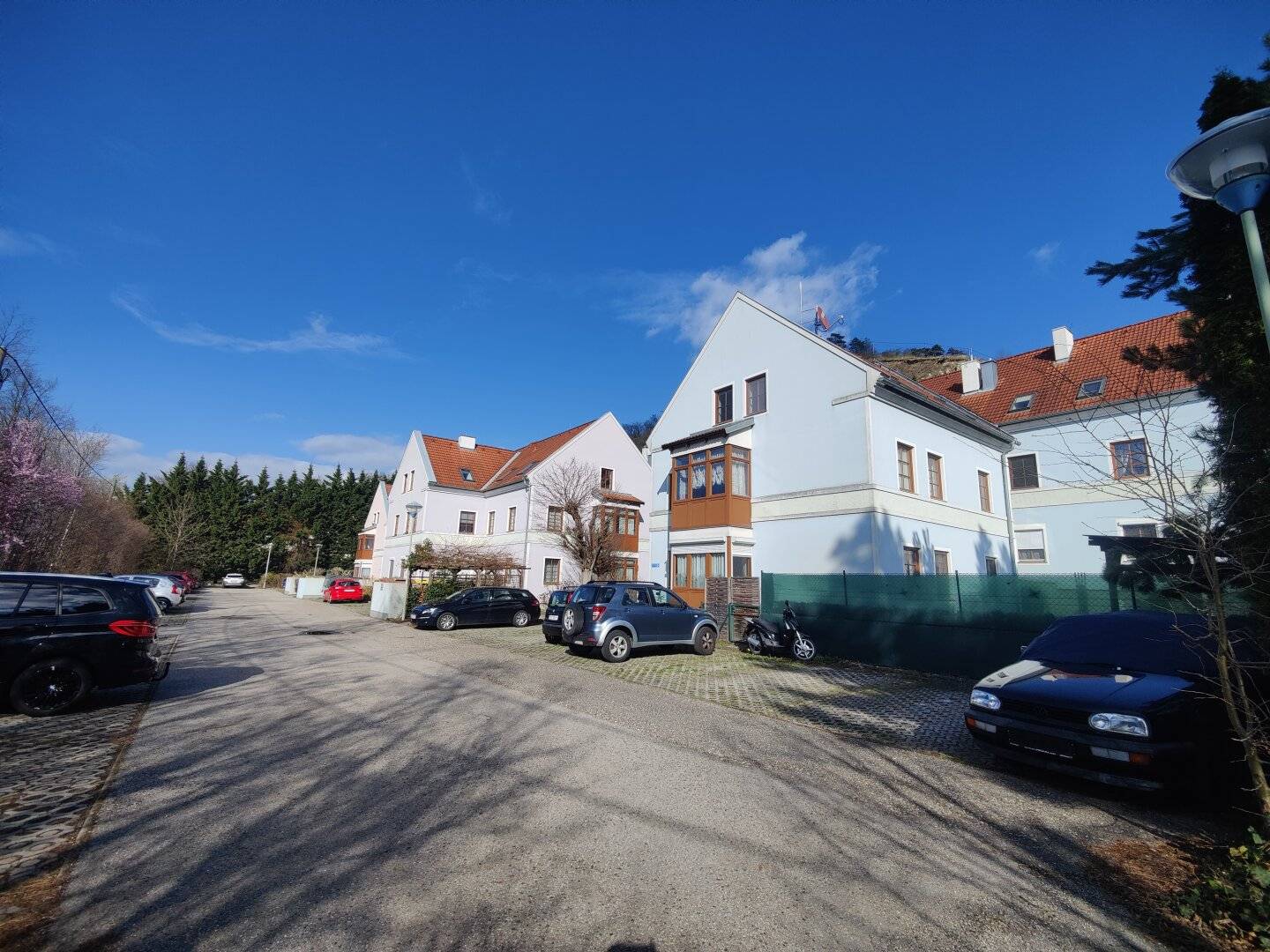 2 Zimmer Dachgeschosswohnung mit Parkplatz am Fuße des Bisambergs! Bezugsfertig!