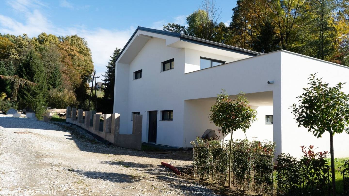 MODERNES WOHNEN mit Pool am Waldrand!