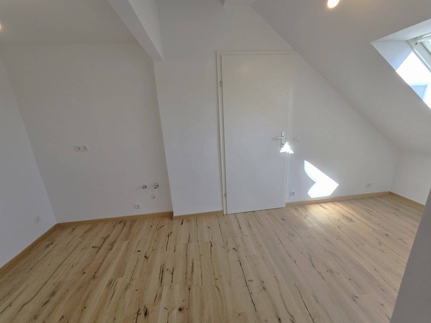 + Erstbezug+ BJ 1982++  Sanierte Dachgeschosswohnung + Galerie 22m² + Unter Sankt Veit U-BAHN +