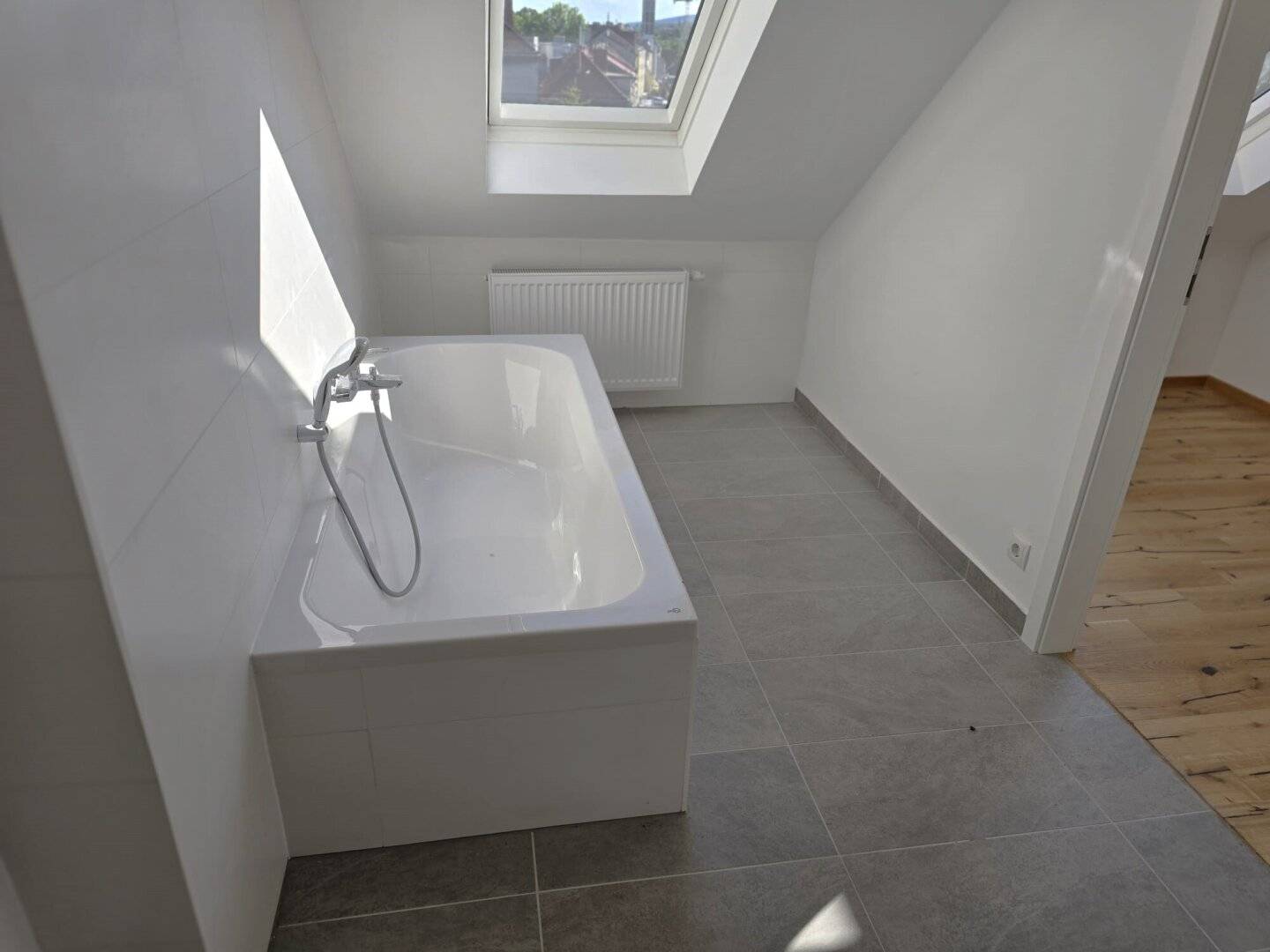 + Erstbezug+ BJ 1982++  Sanierte Dachgeschosswohnung + Galerie 22m² + Unter Sankt Veit U-BAHN +