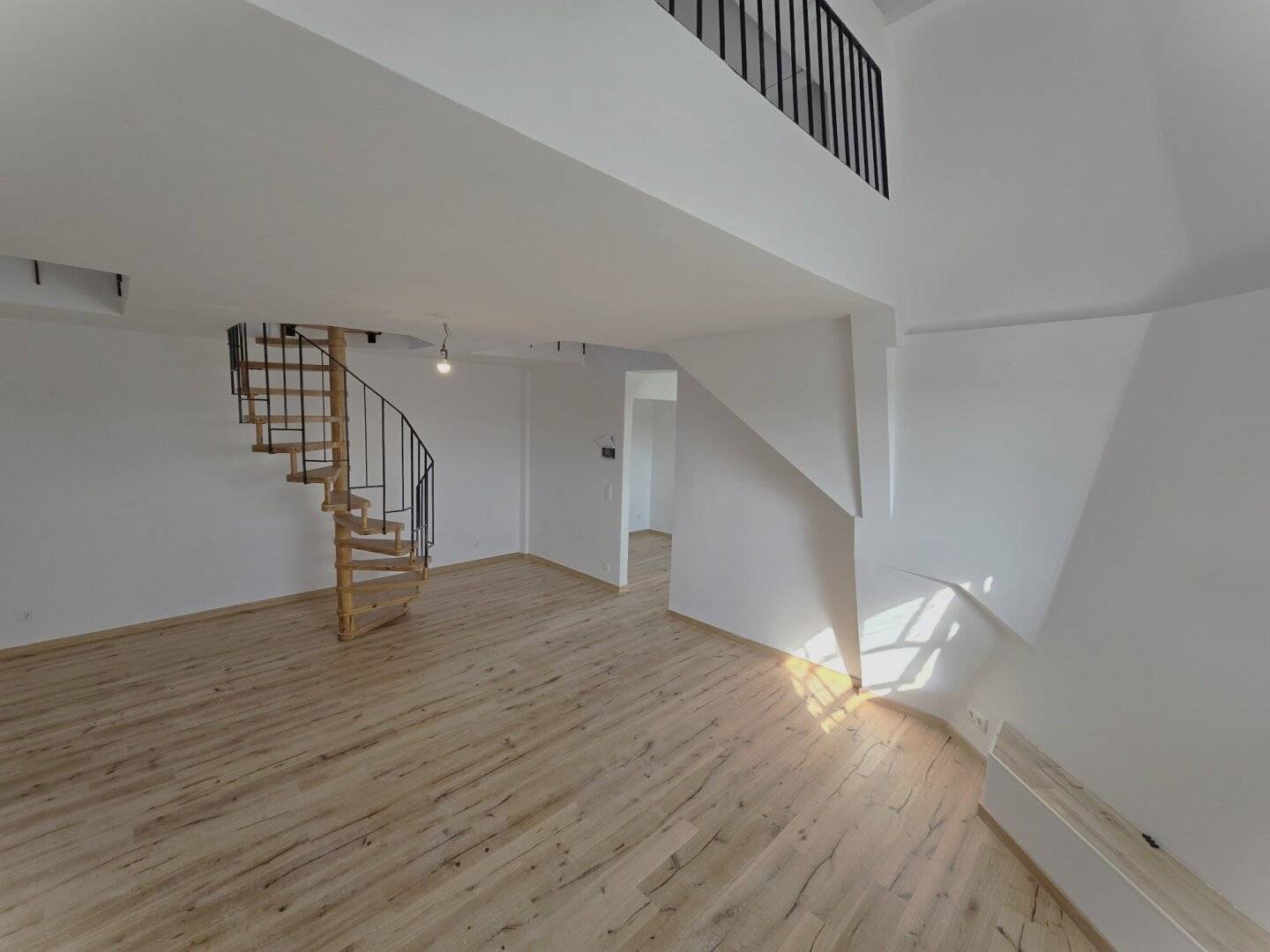 + Erstbezug+ BJ 1982++  Sanierte Dachgeschosswohnung + Galerie 22m² + Unter Sankt Veit U-BAHN +