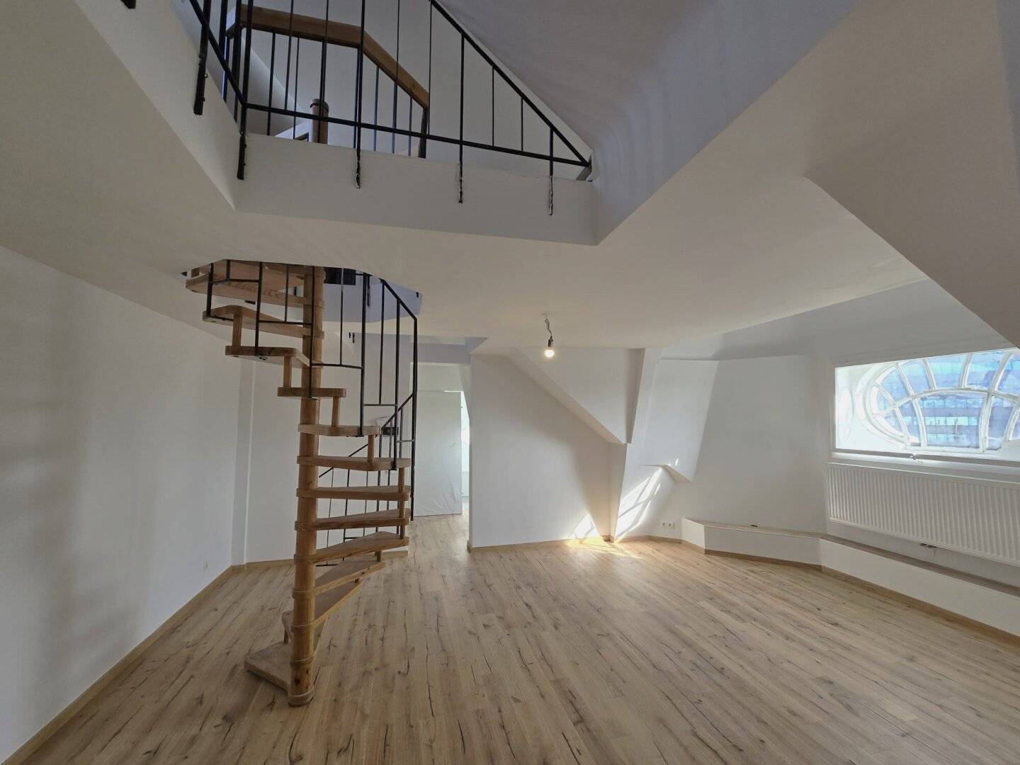 + Erstbezug+ BJ 1982++  Sanierte Dachgeschosswohnung + Galerie 22m² + Unter Sankt Veit U-BAHN +