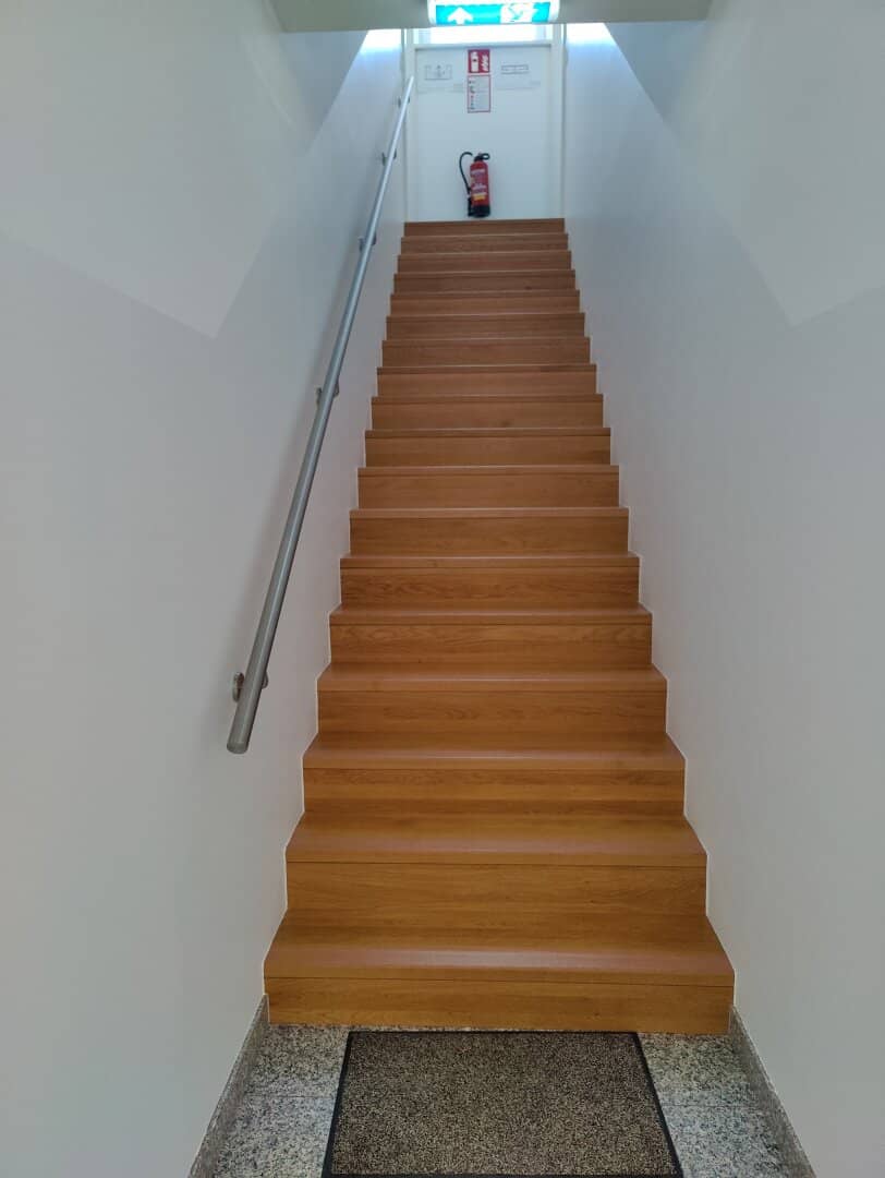 Charmante Zweistöckige Dachgeschosswohnung mit Terrasse und Balkon
