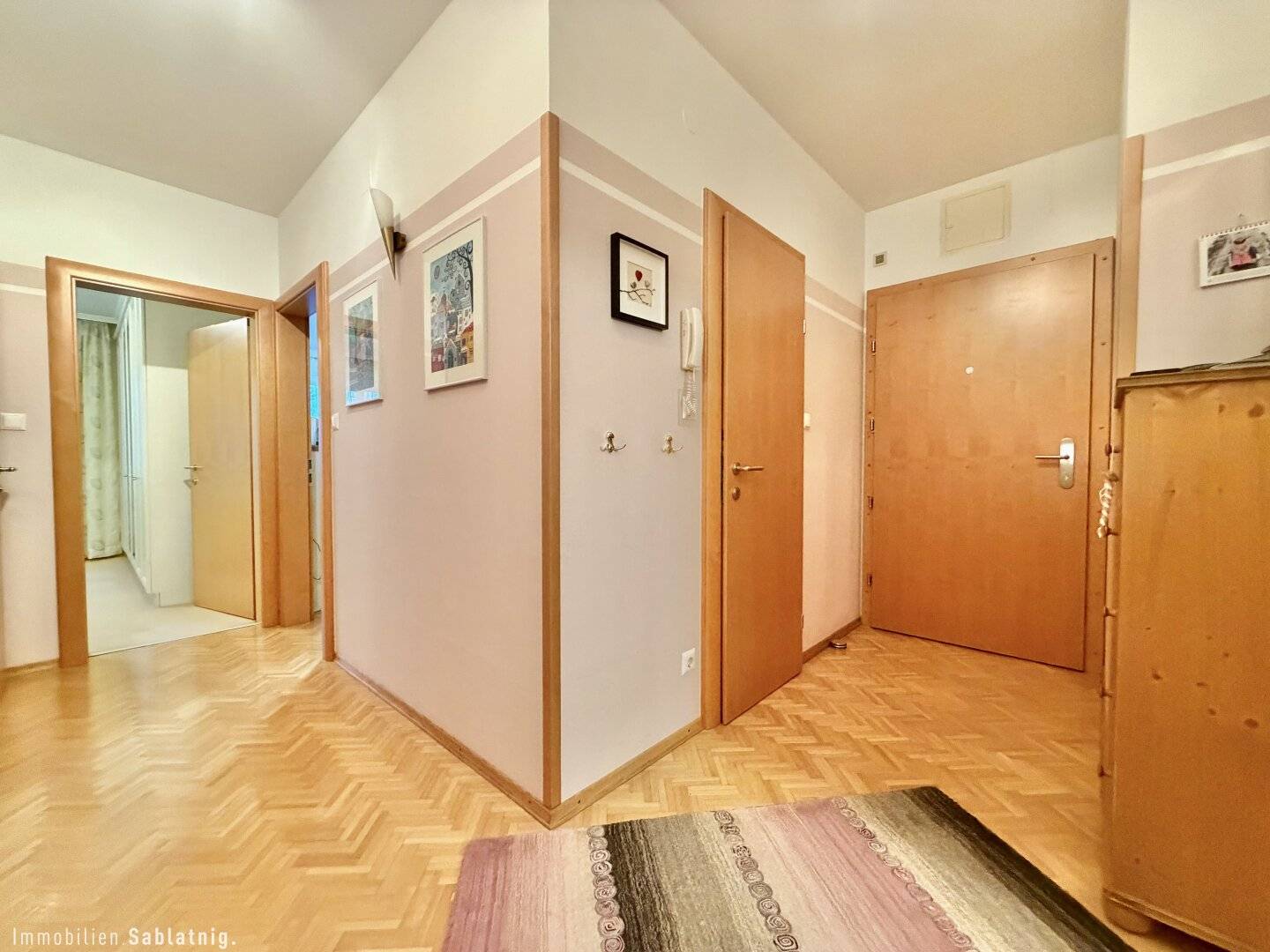 TOP - GEPFLEGT - ZENTRAL! Attraktive 3 Zimmer Wohnung mi Loggia & Parkplatz!