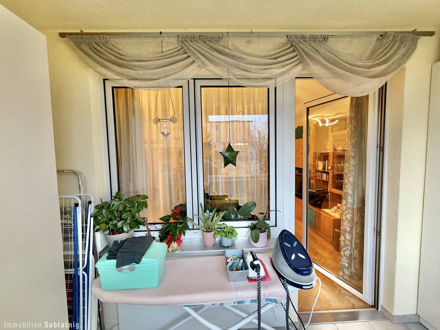 TOP - GEPFLEGT - ZENTRAL! Attraktive 3 Zimmer Wohnung mi Loggia & Parkplatz!