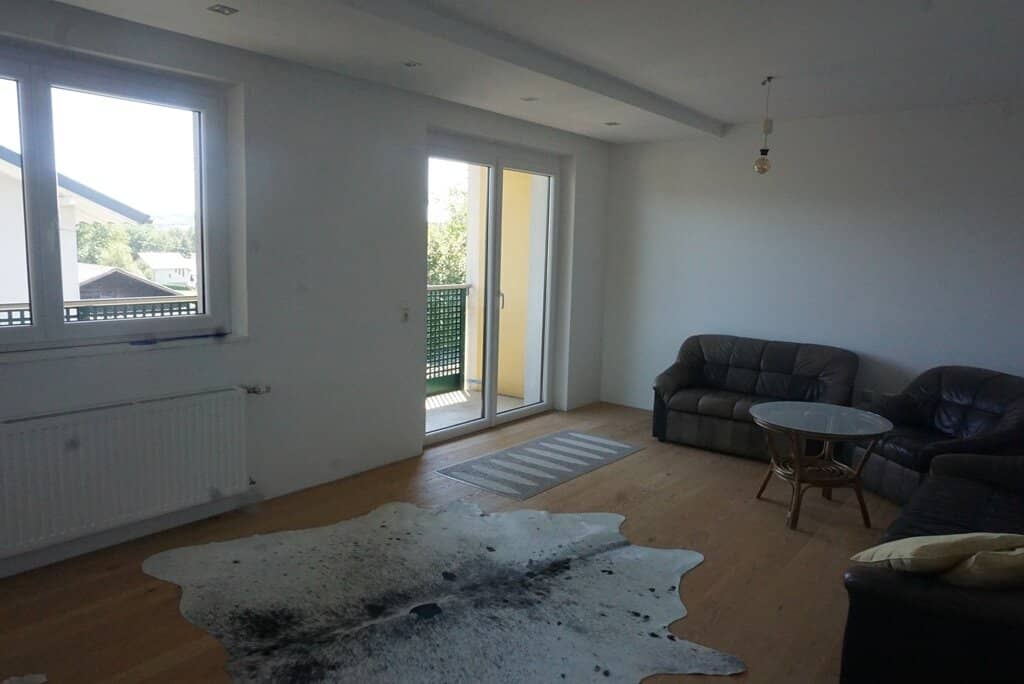 Wohnhaus mit zwei getrennten Wohnungen, Sonnenterrasse und Garagen/Keller