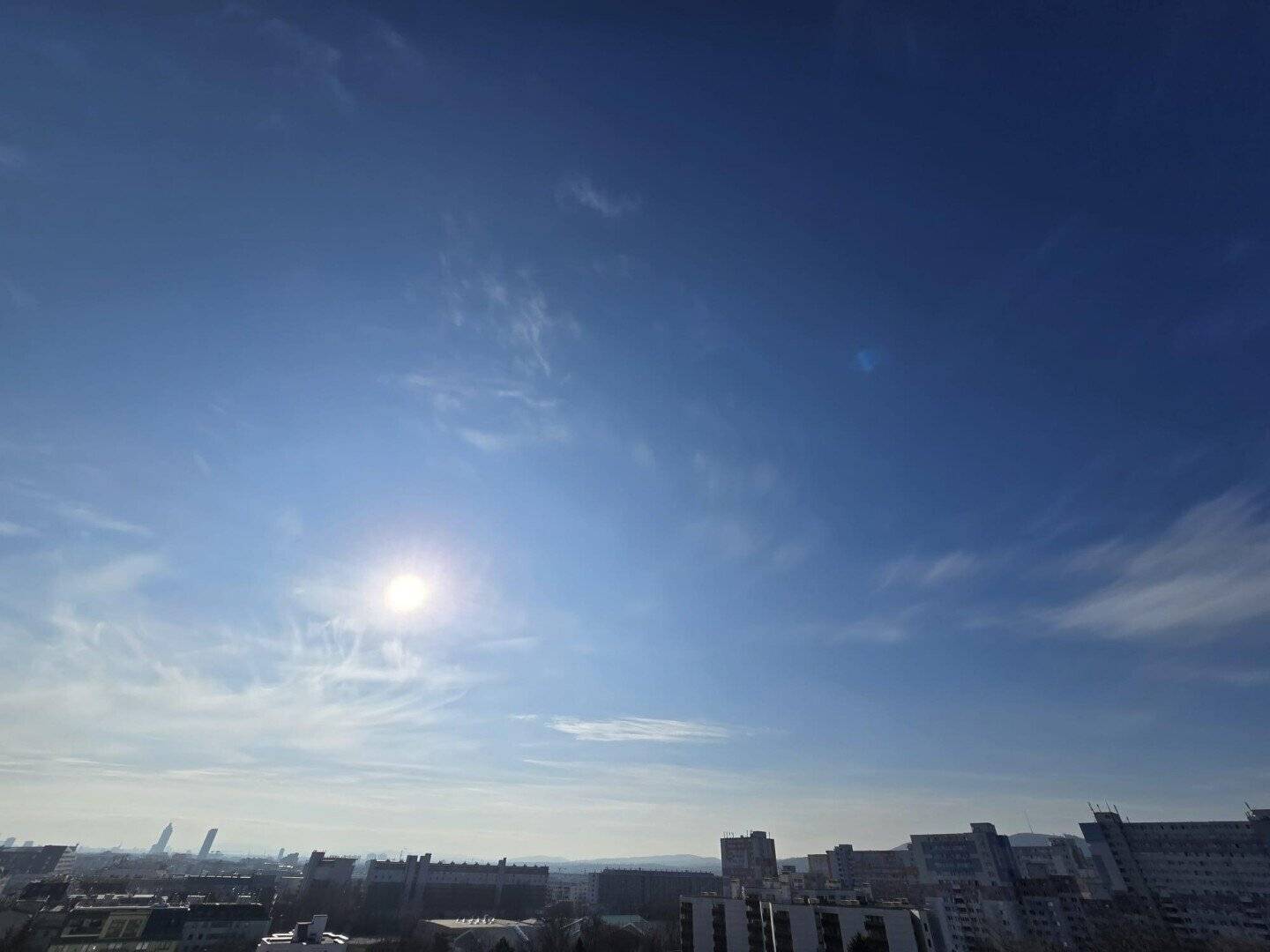**FERNBLICK + ABSOLUTER FAMILIENTRAUM + Neubau + Klimaanlage + DAN Küche + 4 Zimmer, sonnige Dachgeschosswohnung im 9ten Stock + 2 Dachterrassen 52m²**