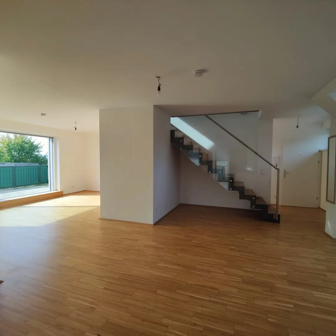 Charmante Zweistöckige Dachgeschosswohnung mit Terrasse und Balkon
