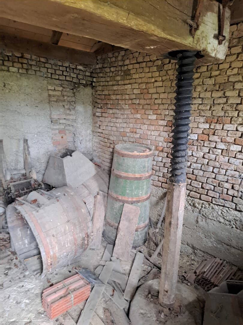 Weinkeller mit Weinpresse aus 1803