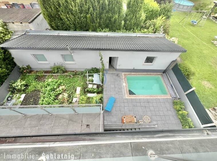 Wohnoase in Moosbrunn: Gepflegtes Haus mit Garten, Pool und mehreren Terrassen!
