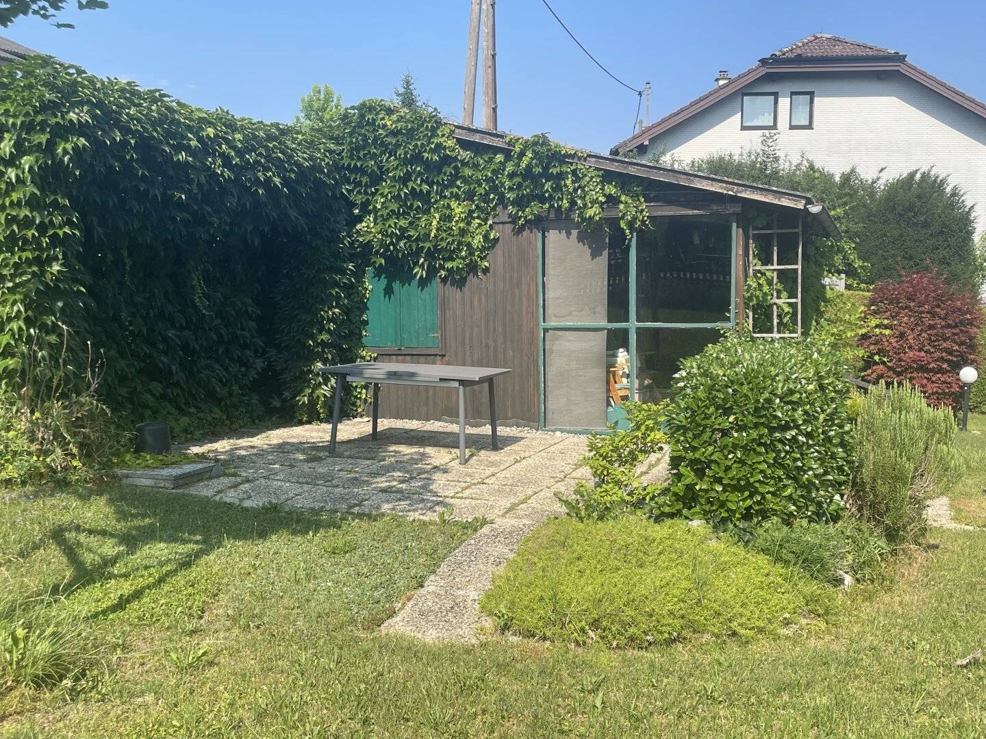 Ihr Platz für die Zukunft – großzügiges Grundstück mit kleinen Wochenendhaus und Pool in begehrter Wohnlage zu verkaufen