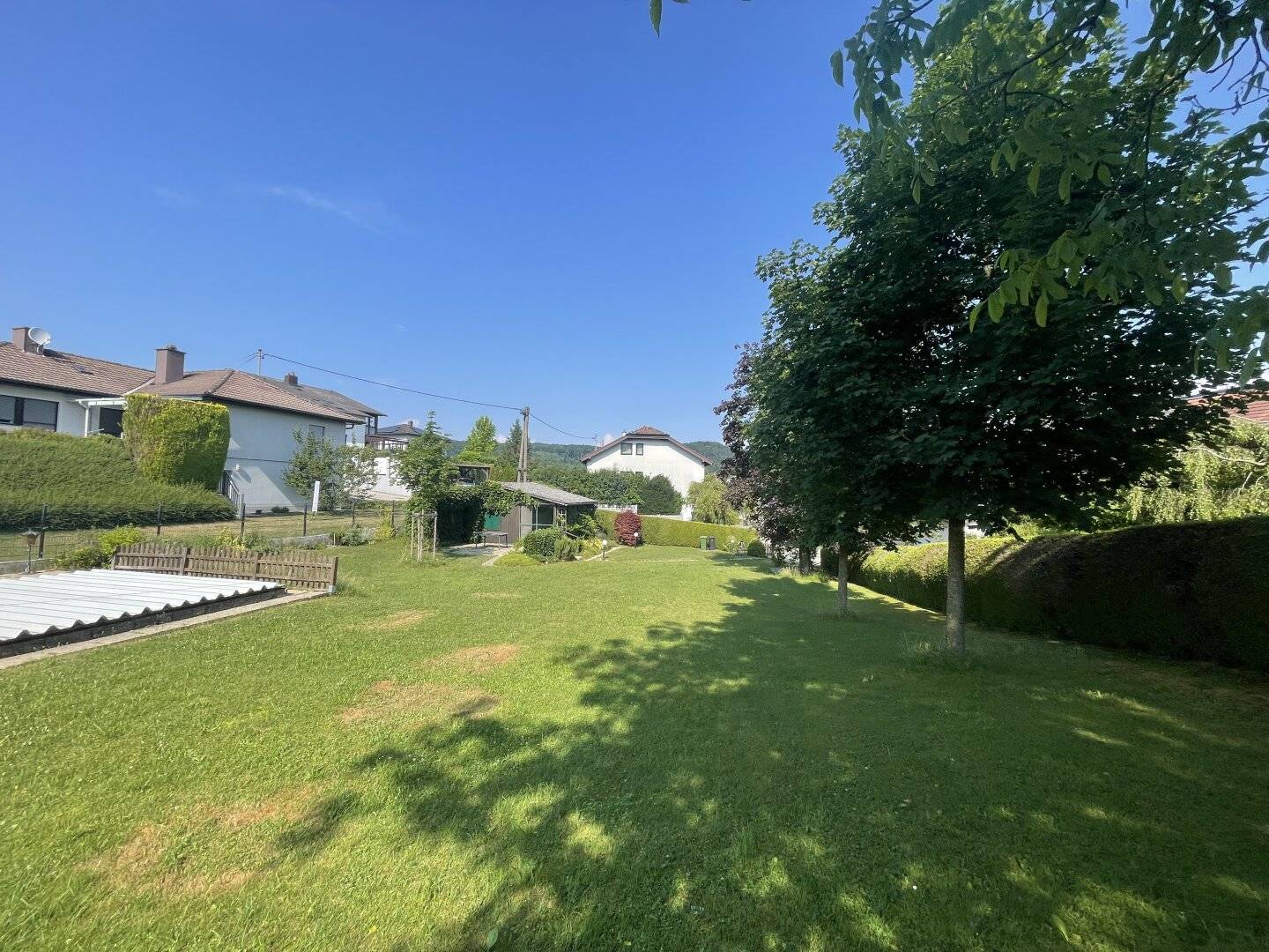 Ihr Platz für die Zukunft – großzügiges Grundstück mit kleinen Wochenendhaus und Pool in begehrter Wohnlage zu verkaufen