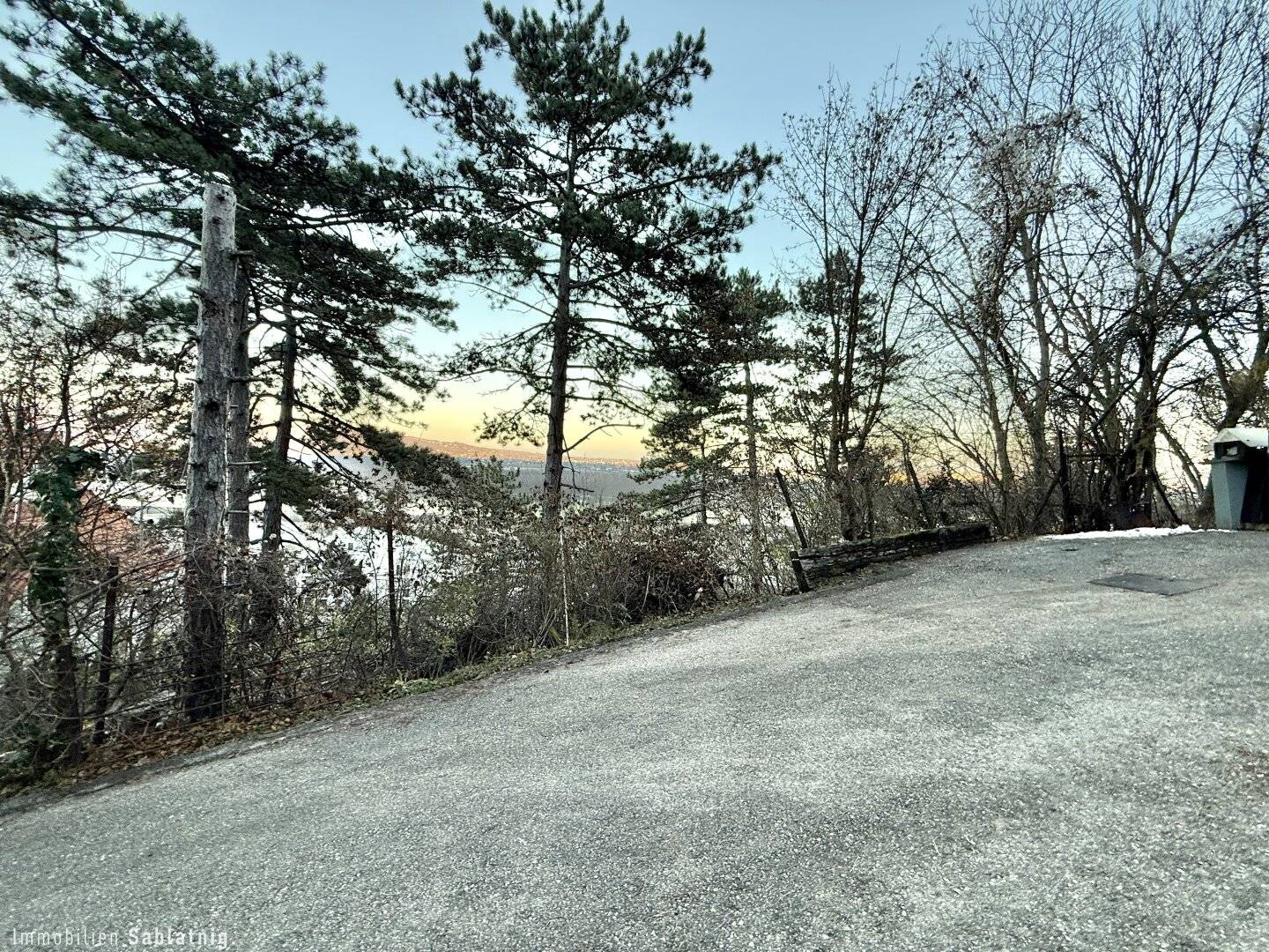 Traumhaftes Grundstück im Naturschutzgebiet – 880 m² mit Berg- und Donaublick!