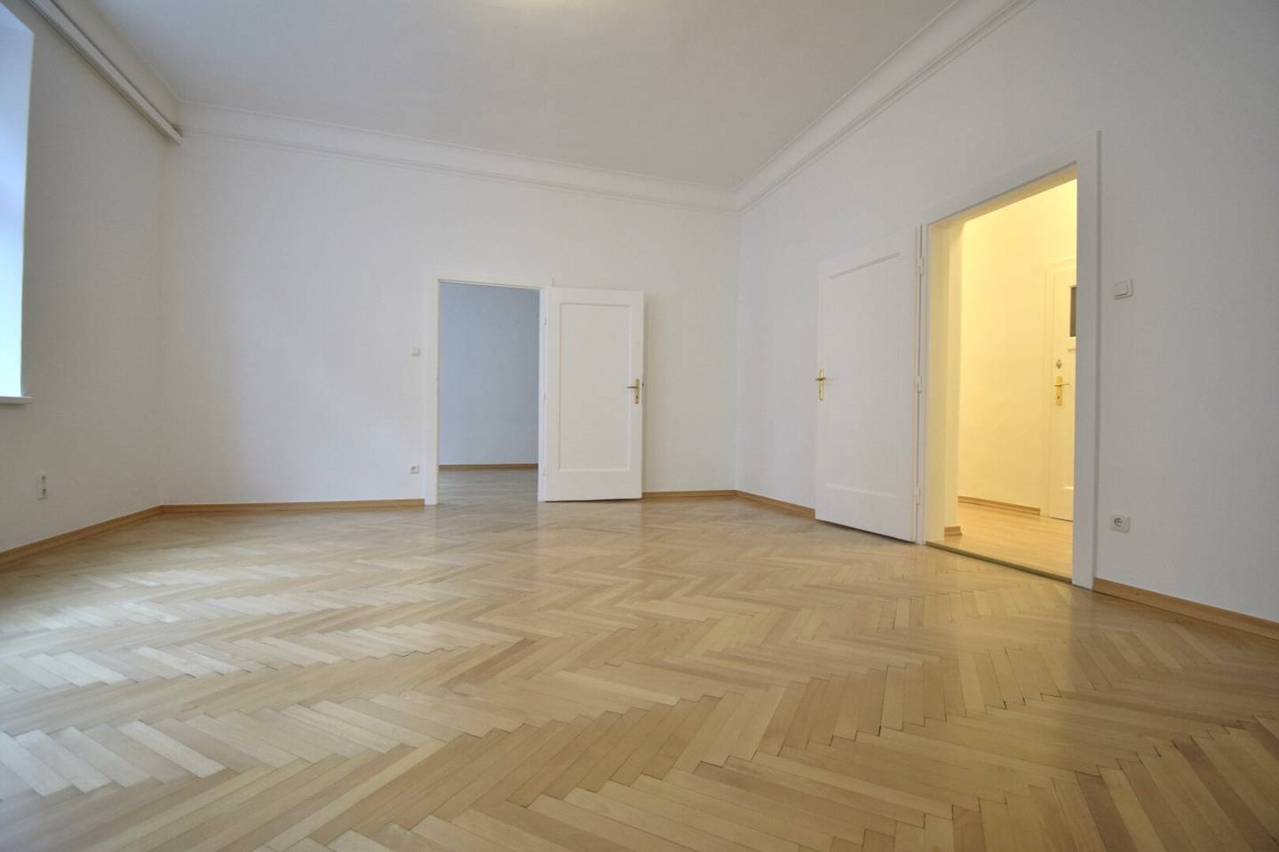 Frisch sanierte Bürofläche in tollem Altbau inklusive einem Parkplatz