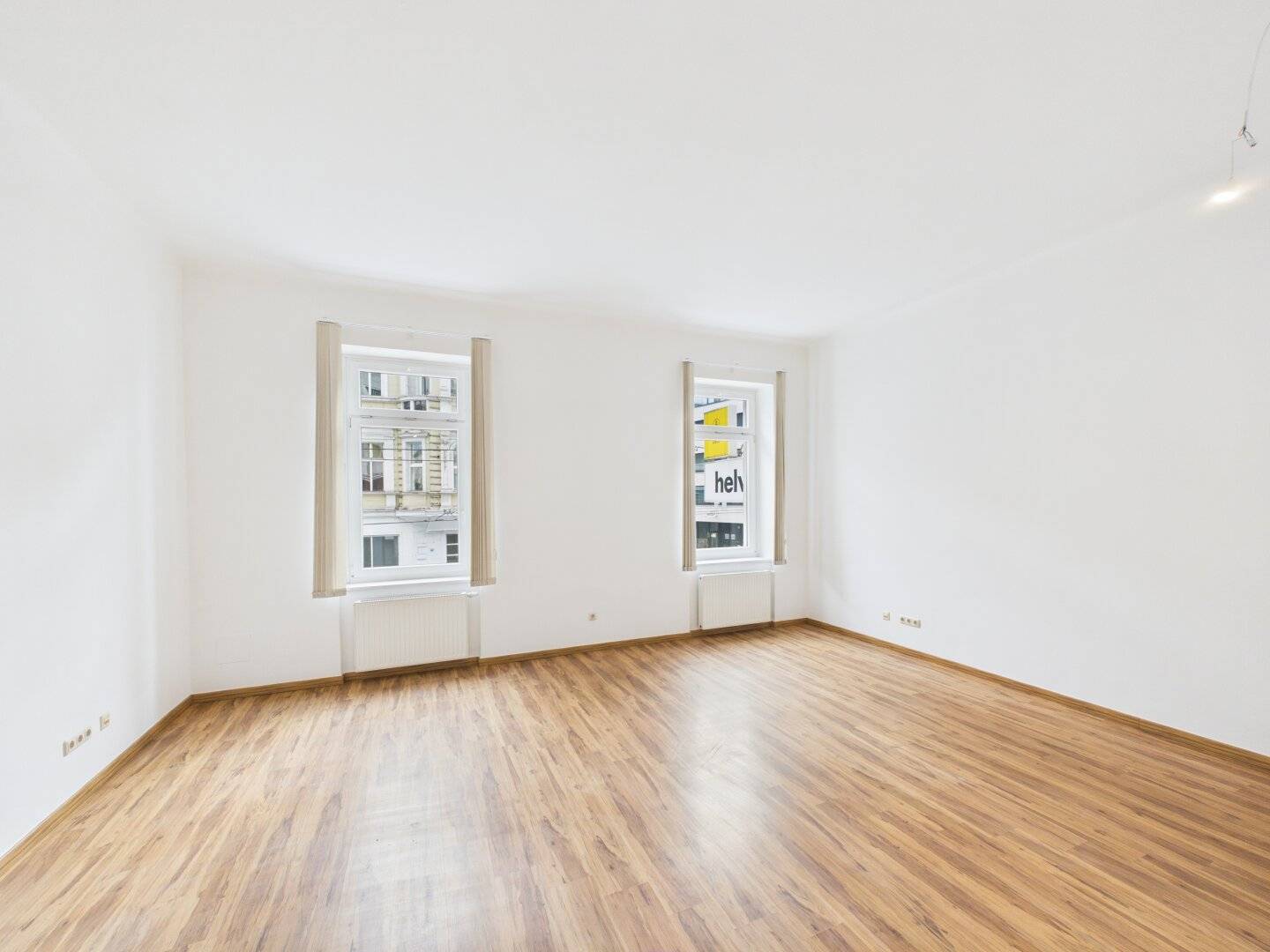 The perfect location for your business: Office premises in prime downtown location available immediately