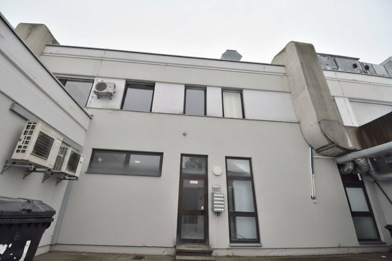 Kleines Büro mit Parkettboden und Entwicklungspotenzial in Traun