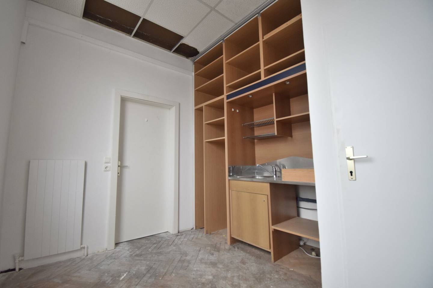 Kleines Büro mit Parkettboden und Entwicklungspotenzial in Traun