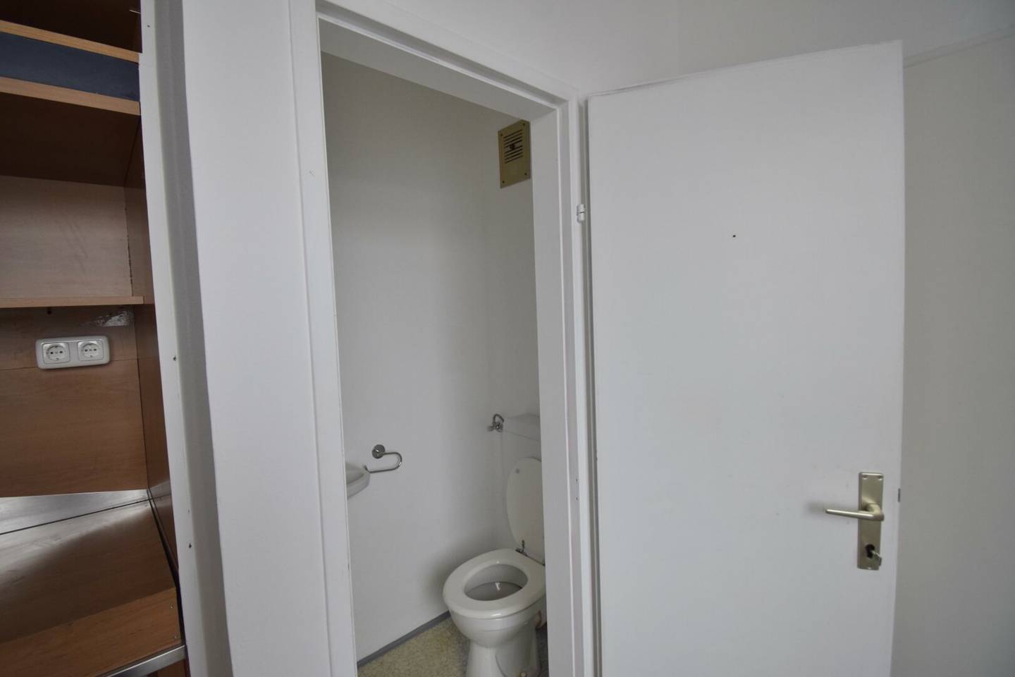Kleines Büro mit Parkettboden und Entwicklungspotenzial in Traun