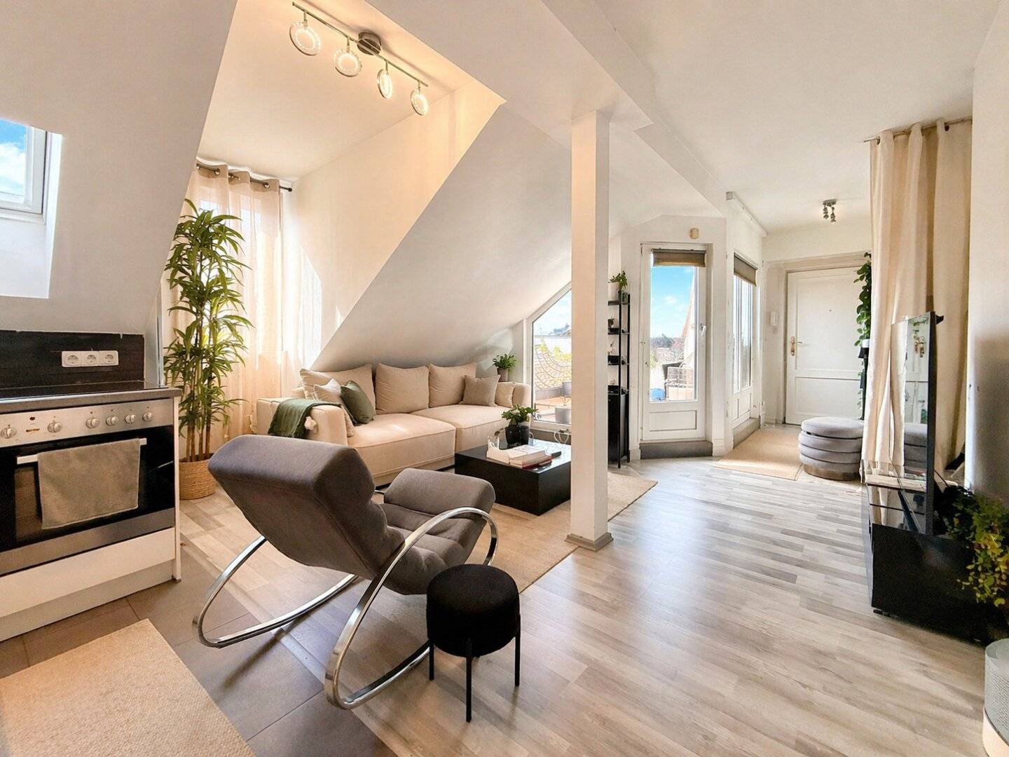 Seltene Kaufchance: Charmante Dachgeschosswohnung mit Terrasse und U-Bahn Nähe